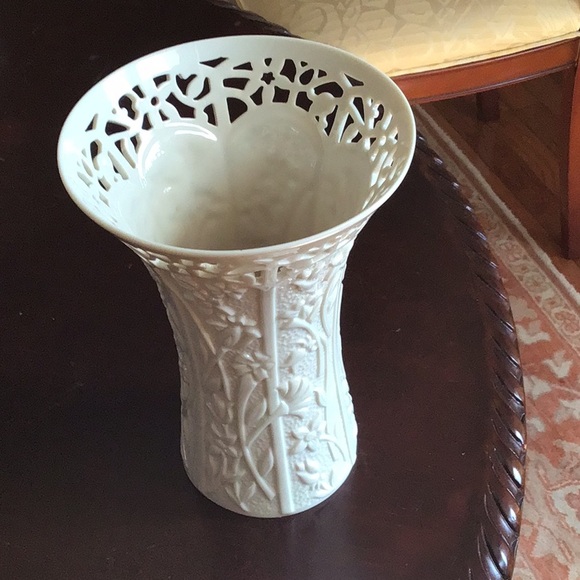 Elegant Cream Ceramic Lenox Vase - Picture 1 of 2